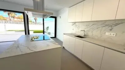 Townhouse on Carrer d'Edmund Halley photo 7