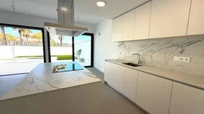 Townhouse on Carrer d'Edmund Halley photo 6