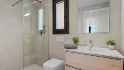 Apartment on Ontario Street photo 29
