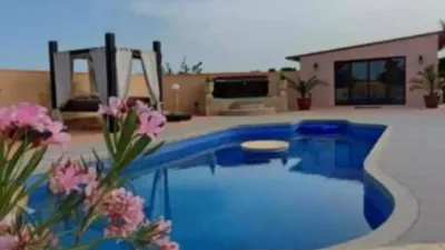 Chalet in Camarillas photo 2