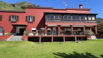 Chalet on Calle Casco No Number photo 3