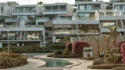 Duplex Penthouse with Dream Views: Infinite Mediterranean Sea Views - Camporosso Village, Finestrat 112 m² interior | 191.51 m² total built-up area | 170.27 m² usable surface 3 bedrooms | 3 bathrooms 82.56 m² of terraces, including a spectacular rooftop solarium of 43.82 m² with jacuzzi Stunning panoramic sea views 1 parking space included Energy Class A - Extremely energy efficient (30 kWh/m²/year) Layout: First Floor (74 m²): Open-plan living-dining room with modern kitchen, 2 bedrooms (master with en-suite bathroom), 2 bathrooms and 16 m² terrace with sea views. Second Floor (29 m²): Spacious third bedroom/multi-purpose room, bathroom, storage room, 16.60 m² terrace, plus an impressive rooftop solarium of 43.82 m² with 180° panoramic sea and Benidorm skyline views! Features: Air conditioning (heating/cooling) | Automatic awnings and electric shutters | Alarm system | Fully equipped modern kitchen | Parking space included | Energy rating A | All furniture included | Complete smart home system controllable via mobile app (electric shutters, all lights, air conditioning, door intercom and more) Community Services: Outdoor and heated swimming pools | Padel court | Gym | Children's playground | Gardens Privileged Location - Calle Colombia 2, Finestrat: 10 min to beaches | Shopping centres and supermarkets | Golf courses | Restaurants | Medical services and schools Perfect for: Families, investors, seekers of Mediterranean lifestyle, permanent or holiday residence, the best of life on the Costa Blanca. A Unique Opportunity: Modern duplex penthouse with A energy certification, huge private rooftop solarium with jacuzzi, smart home technology and all furniture included in one of the most complete urbanisations on the Costa Blanca. photo 72