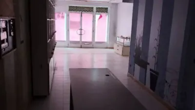 Local comercial en alquiler en Ribeira - Más
