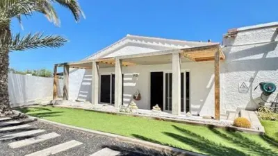 Chalet on Tres Piedras Street photo 3