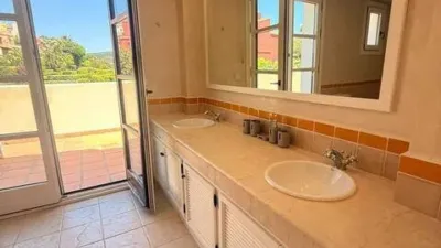 Casa adosada en alquiler en Calle Avenida los Cortijos, 3, Núcleo (San Roque) de 3.500 €<span>/mes</span>