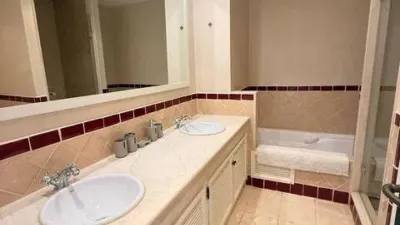 Casa adosada en alquiler en Calle Avenida los Cortijos, 3, Núcleo (San Roque) de 3.500 €<span>/mes</span>