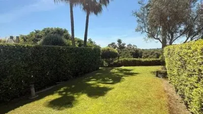 Casa adosada en alquiler en Calle Avenida los Cortijos, 3, Núcleo (San Roque) de 3.500 €<span>/mes</span>