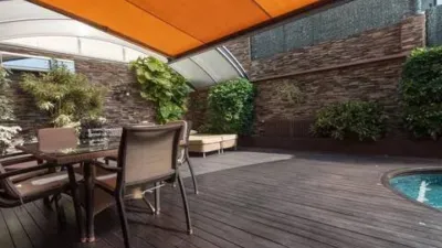 Chalet on Carrer de la Gran Via de Pau Casals photo 4