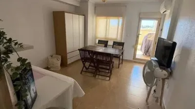 Duplex penthouse in Plaza Porticada, with 119 m² built area, 3 bedrooms, 2 bathrooms, good condition, floor 4, 2 wardrobes, 1 terrace(s), 25 m² of terrace, French kitchen, lift, 2006, green areas, 4 floors in the building, top floor, pets accepted. Duplex penthouse in Guardamar del Segura just 200m from the beach. The main floor features a living-dining room with side sea views, French kitchen, two bedrooms with fitted wardrobes, one bathroom. An internal staircase leads to the upper floor where there is a spacious bedroom with an en-suite bathroom and a private solarium of about 25m² with sea views. 119 m². There is also direct access to the communal solarium. In 2023, sold furnished and equipped. Close to all amenities. photo 20