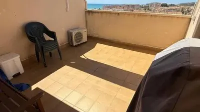 Duplex penthouse in Plaza Porticada, with 119 m² built area, 3 bedrooms, 2 bathrooms, good condition, floor 4, 2 wardrobes, 1 terrace(s), 25 m² of terrace, French kitchen, lift, 2006, green areas, 4 floors in the building, top floor, pets accepted. Duplex penthouse in Guardamar del Segura just 200m from the beach. The main floor features a living-dining room with side sea views, French kitchen, two bedrooms with fitted wardrobes, one bathroom. An internal staircase leads to the upper floor where there is a spacious bedroom with an en-suite bathroom and a private solarium of about 25m² with sea views. 119 m². There is also direct access to the communal solarium. In 2023, sold furnished and equipped. Close to all amenities. photo 25