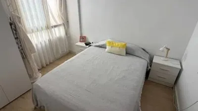 Duplex penthouse in Plaza Porticada, with 119 m² built area, 3 bedrooms, 2 bathrooms, good condition, floor 4, 2 wardrobes, 1 terrace(s), 25 m² of terrace, French kitchen, lift, 2006, green areas, 4 floors in the building, top floor, pets accepted. Duplex penthouse in Guardamar del Segura just 200m from the beach. The main floor features a living-dining room with side sea views, French kitchen, two bedrooms with fitted wardrobes, one bathroom. An internal staircase leads to the upper floor where there is a spacious bedroom with an en-suite bathroom and a private solarium of about 25m² with sea views. 119 m². There is also direct access to the communal solarium. In 2023, sold furnished and equipped. Close to all amenities. photo 14