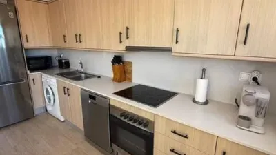 Duplex penthouse in Plaza Porticada, with 119 m² built area, 3 bedrooms, 2 bathrooms, good condition, floor 4, 2 wardrobes, 1 terrace(s), 25 m² of terrace, French kitchen, lift, 2006, green areas, 4 floors in the building, top floor, pets accepted. Duplex penthouse in Guardamar del Segura just 200m from the beach. The main floor features a living-dining room with side sea views, French kitchen, two bedrooms with fitted wardrobes, one bathroom. An internal staircase leads to the upper floor where there is a spacious bedroom with an en-suite bathroom and a private solarium of about 25m² with sea views. 119 m². There is also direct access to the communal solarium. In 2023, sold furnished and equipped. Close to all amenities. photo 9