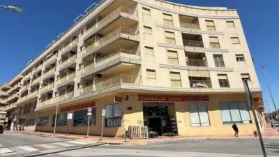 Duplex penthouse in Plaza Porticada, with 119 m² built area, 3 bedrooms, 2 bathrooms, good condition, floor 4, 2 wardrobes, 1 terrace(s), 25 m² of terrace, French kitchen, lift, 2006, green areas, 4 floors in the building, top floor, pets accepted. Duplex penthouse in Guardamar del Segura just 200m from the beach. The main floor features a living-dining room with side sea views, French kitchen, two bedrooms with fitted wardrobes, one bathroom. An internal staircase leads to the upper floor where there is a spacious bedroom with an en-suite bathroom and a private solarium of about 25m² with sea views. 119 m². There is also direct access to the communal solarium. In 2023, sold furnished and equipped. Close to all amenities. photo 2