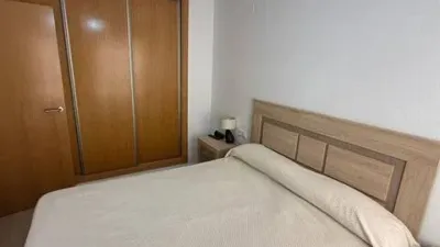 Duplex penthouse in Plaza Porticada, with 119 m² built area, 3 bedrooms, 2 bathrooms, good condition, floor 4, 2 wardrobes, 1 terrace(s), 25 m² of terrace, French kitchen, lift, 2006, green areas, 4 floors in the building, top floor, pets accepted. Duplex penthouse in Guardamar del Segura just 200m from the beach. The main floor features a living-dining room with side sea views, French kitchen, two bedrooms with fitted wardrobes, one bathroom. An internal staircase leads to the upper floor where there is a spacious bedroom with an en-suite bathroom and a private solarium of about 25m² with sea views. 119 m². There is also direct access to the communal solarium. In 2023, sold furnished and equipped. Close to all amenities. photo 15