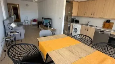 Duplex penthouse in Plaza Porticada, with 119 m² built area, 3 bedrooms, 2 bathrooms, good condition, floor 4, 2 wardrobes, 1 terrace(s), 25 m² of terrace, French kitchen, lift, 2006, green areas, 4 floors in the building, top floor, pets accepted. Duplex penthouse in Guardamar del Segura just 200m from the beach. The main floor features a living-dining room with side sea views, French kitchen, two bedrooms with fitted wardrobes, one bathroom. An internal staircase leads to the upper floor where there is a spacious bedroom with an en-suite bathroom and a private solarium of about 25m² with sea views. 119 m². There is also direct access to the communal solarium. In 2023, sold furnished and equipped. Close to all amenities. photo 7