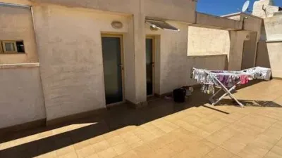 Duplex penthouse in Plaza Porticada, with 119 m² built area, 3 bedrooms, 2 bathrooms, good condition, floor 4, 2 wardrobes, 1 terrace(s), 25 m² of terrace, French kitchen, lift, 2006, green areas, 4 floors in the building, top floor, pets accepted. Duplex penthouse in Guardamar del Segura just 200m from the beach. The main floor features a living-dining room with side sea views, French kitchen, two bedrooms with fitted wardrobes, one bathroom. An internal staircase leads to the upper floor where there is a spacious bedroom with an en-suite bathroom and a private solarium of about 25m² with sea views. 119 m². There is also direct access to the communal solarium. In 2023, sold furnished and equipped. Close to all amenities. photo 18