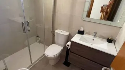 Duplex penthouse in Plaza Porticada, with 119 m² built area, 3 bedrooms, 2 bathrooms, good condition, floor 4, 2 wardrobes, 1 terrace(s), 25 m² of terrace, French kitchen, lift, 2006, green areas, 4 floors in the building, top floor, pets accepted. Duplex penthouse in Guardamar del Segura just 200m from the beach. The main floor features a living-dining room with side sea views, French kitchen, two bedrooms with fitted wardrobes, one bathroom. An internal staircase leads to the upper floor where there is a spacious bedroom with an en-suite bathroom and a private solarium of about 25m² with sea views. 119 m². There is also direct access to the communal solarium. In 2023, sold furnished and equipped. Close to all amenities. photo 21