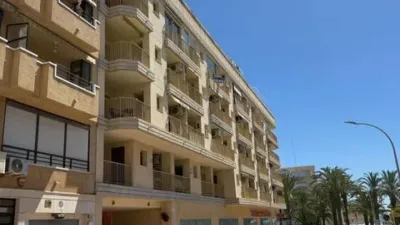 Duplex penthouse in Plaza Porticada, with 119 m² built area, 3 bedrooms, 2 bathrooms, good condition, floor 4, 2 wardrobes, 1 terrace(s), 25 m² of terrace, French kitchen, lift, 2006, green areas, 4 floors in the building, top floor, pets accepted. Duplex penthouse in Guardamar del Segura just 200m from the beach. The main floor features a living-dining room with side sea views, French kitchen, two bedrooms with fitted wardrobes, one bathroom. An internal staircase leads to the upper floor where there is a spacious bedroom with an en-suite bathroom and a private solarium of about 25m² with sea views. 119 m². There is also direct access to the communal solarium. In 2023, sold furnished and equipped. Close to all amenities. photo 3