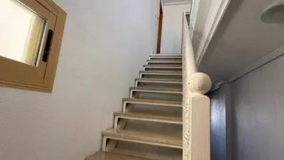 Duplex penthouse in Plaza Porticada, with 119 m² built area, 3 bedrooms, 2 bathrooms, good condition, floor 4, 2 wardrobes, 1 terrace(s), 25 m² of terrace, French kitchen, lift, 2006, green areas, 4 floors in the building, top floor, pets accepted. Duplex penthouse in Guardamar del Segura just 200m from the beach. The main floor features a living-dining room with side sea views, French kitchen, two bedrooms with fitted wardrobes, one bathroom. An internal staircase leads to the upper floor where there is a spacious bedroom with an en-suite bathroom and a private solarium of about 25m² with sea views. 119 m². There is also direct access to the communal solarium. In 2023, sold furnished and equipped. Close to all amenities. photo 13