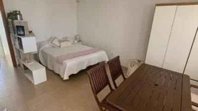 Duplex penthouse in Plaza Porticada, with 119 m² built area, 3 bedrooms, 2 bathrooms, good condition, floor 4, 2 wardrobes, 1 terrace(s), 25 m² of terrace, French kitchen, lift, 2006, green areas, 4 floors in the building, top floor, pets accepted. Duplex penthouse in Guardamar del Segura just 200m from the beach. The main floor features a living-dining room with side sea views, French kitchen, two bedrooms with fitted wardrobes, one bathroom. An internal staircase leads to the upper floor where there is a spacious bedroom with an en-suite bathroom and a private solarium of about 25m² with sea views. 119 m². There is also direct access to the communal solarium. In 2023, sold furnished and equipped. Close to all amenities. photo 22