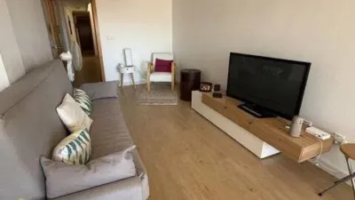 Duplex penthouse in Plaza Porticada, with 119 m² built area, 3 bedrooms, 2 bathrooms, good condition, floor 4, 2 wardrobes, 1 terrace(s), 25 m² of terrace, French kitchen, lift, 2006, green areas, 4 floors in the building, top floor, pets accepted. Duplex penthouse in Guardamar del Segura just 200m from the beach. The main floor features a living-dining room with side sea views, French kitchen, two bedrooms with fitted wardrobes, one bathroom. An internal staircase leads to the upper floor where there is a spacious bedroom with an en-suite bathroom and a private solarium of about 25m² with sea views. 119 m². There is also direct access to the communal solarium. In 2023, sold furnished and equipped. Close to all amenities. photo 4