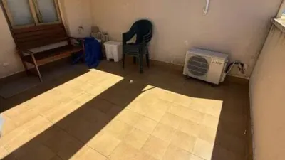 Duplex penthouse in Plaza Porticada, with 119 m² built area, 3 bedrooms, 2 bathrooms, good condition, floor 4, 2 wardrobes, 1 terrace(s), 25 m² of terrace, French kitchen, lift, 2006, green areas, 4 floors in the building, top floor, pets accepted. Duplex penthouse in Guardamar del Segura just 200m from the beach. The main floor features a living-dining room with side sea views, French kitchen, two bedrooms with fitted wardrobes, one bathroom. An internal staircase leads to the upper floor where there is a spacious bedroom with an en-suite bathroom and a private solarium of about 25m² with sea views. 119 m². There is also direct access to the communal solarium. In 2023, sold furnished and equipped. Close to all amenities. photo 24