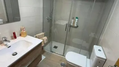 Duplex penthouse in Plaza Porticada, with 119 m² built area, 3 bedrooms, 2 bathrooms, good condition, floor 4, 2 wardrobes, 1 terrace(s), 25 m² of terrace, French kitchen, lift, 2006, green areas, 4 floors in the building, top floor, pets accepted. Duplex penthouse in Guardamar del Segura just 200m from the beach. The main floor features a living-dining room with side sea views, French kitchen, two bedrooms with fitted wardrobes, one bathroom. An internal staircase leads to the upper floor where there is a spacious bedroom with an en-suite bathroom and a private solarium of about 25m² with sea views. 119 m². There is also direct access to the communal solarium. In 2023, sold furnished and equipped. Close to all amenities. photo 17