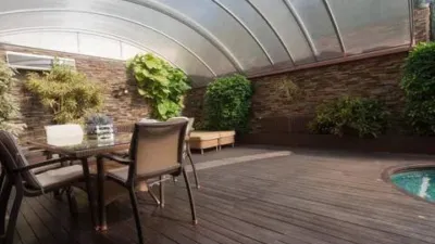 Chalet on Carrer de la Gran Via de Pau Casals photo 8