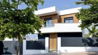 Chalet on Carrer de Lola Anglada photo 2