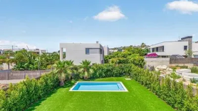 Chalet on Carrer de Lola Anglada photo 16