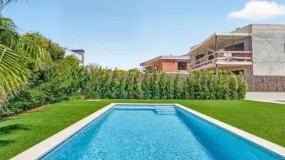 Chalet on Carrer de Lola Anglada photo 13