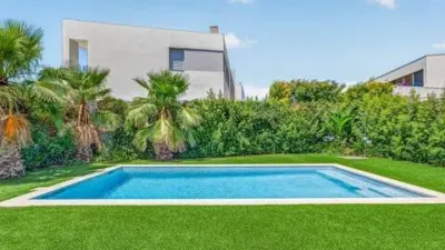 Chalet on Carrer de Lola Anglada photo 17