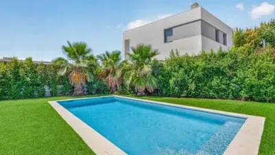 Chalet on Carrer de Lola Anglada photo 15