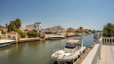 Chalet on Carrer del Segre photo 4