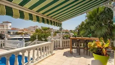 Chalet on Carrer del Segre photo 13