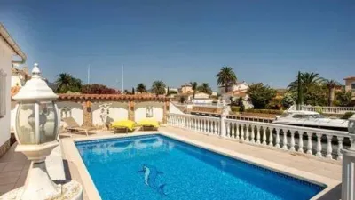 Chalet on Carrer del Segre photo 3
