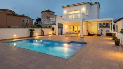 Chalet on Carrer de l'Ebre photo 4