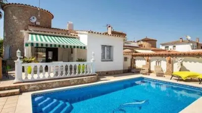 Chalet on Carrer del Segre photo 6