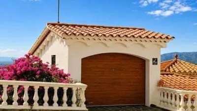 Chalet on Carrer de Pau Vila photo 4