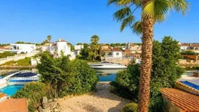 Chalet on Carrer de l'Ebre photo 2