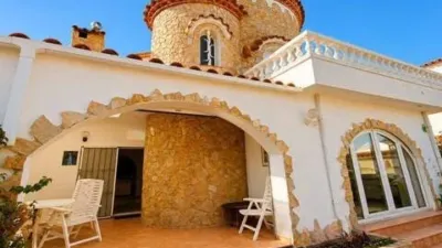 Chalet on Carrer de l'Ebre photo 4