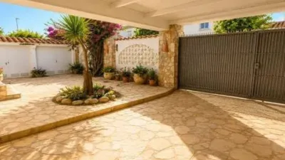 Chalet on Carrer de l'Ebre photo 6
