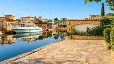 Chalet on Carrer de l'Ebre photo 3