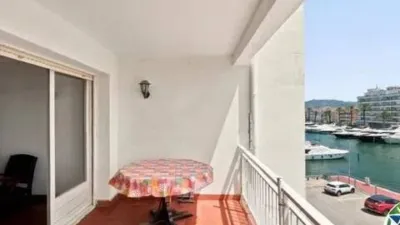 Apartment with cabin and 8 m² terrace for sale in the Nausica building, Port Grec Sector, Empuriabrava. Discover this bright apartment with a cabin located in one of the most attractive areas of Empuriabrava, offering spectacular views over the main canal. The property features an open-plan kitchen integrated into a spacious living-dining room, creating a comfortable and functional space with direct access to a magnificent terrace where you can enjoy privileged views and pleasant outdoor moments. It also includes a full bathroom and a practical cabin that provides additional space with multiple usage possibilities. The property requires renovation, making it an excellent opportunity to customize it to your taste and increase its value, whether as a holiday home, investment, or primary residence. Don’t miss out on this opportunity. Visit it and discover all the potential this unique property in Empuriabrava has to offer. [IW]. photo 3