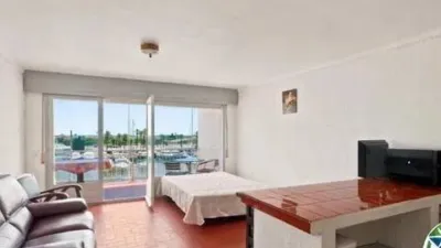 Apartment with cabin and 8 m² terrace for sale in the Nausica building, Port Grec Sector, Empuriabrava. Discover this bright apartment with a cabin located in one of the most attractive areas of Empuriabrava, offering spectacular views over the main canal. The property features an open-plan kitchen integrated into a spacious living-dining room, creating a comfortable and functional space with direct access to a magnificent terrace where you can enjoy privileged views and pleasant outdoor moments. It also includes a full bathroom and a practical cabin that provides additional space with multiple usage possibilities. The property requires renovation, making it an excellent opportunity to customize it to your taste and increase its value, whether as a holiday home, investment, or primary residence. Don’t miss out on this opportunity. Visit it and discover all the potential this unique property in Empuriabrava has to offer. [IW]. photo 18
