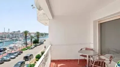 Apartment with cabin and 8 m² terrace for sale in the Nausica building, Port Grec Sector, Empuriabrava. Discover this bright apartment with a cabin located in one of the most attractive areas of Empuriabrava, offering spectacular views over the main canal. The property features an open-plan kitchen integrated into a spacious living-dining room, creating a comfortable and functional space with direct access to a magnificent terrace where you can enjoy privileged views and pleasant outdoor moments. It also includes a full bathroom and a practical cabin that provides additional space with multiple usage possibilities. The property requires renovation, making it an excellent opportunity to customize it to your taste and increase its value, whether as a holiday home, investment, or primary residence. Don’t miss out on this opportunity. Visit it and discover all the potential this unique property in Empuriabrava has to offer. [IW]. photo 4