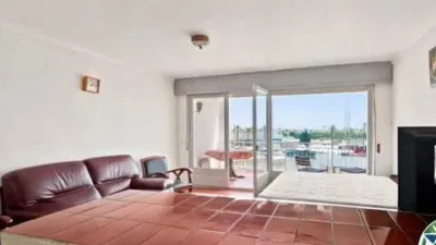 Apartment with cabin and 8 m² terrace for sale in the Nausica building, Port Grec Sector, Empuriabrava. Discover this bright apartment with a cabin located in one of the most attractive areas of Empuriabrava, offering spectacular views over the main canal. The property features an open-plan kitchen integrated into a spacious living-dining room, creating a comfortable and functional space with direct access to a magnificent terrace where you can enjoy privileged views and pleasant outdoor moments. It also includes a full bathroom and a practical cabin that provides additional space with multiple usage possibilities. The property requires renovation, making it an excellent opportunity to customize it to your taste and increase its value, whether as a holiday home, investment, or primary residence. Don’t miss out on this opportunity. Visit it and discover all the potential this unique property in Empuriabrava has to offer. [IW]. photo 17