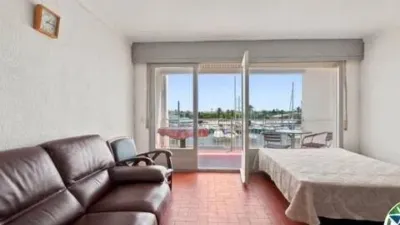 Apartment with cabin and 8 m² terrace for sale in the Nausica building, Port Grec Sector, Empuriabrava. Discover this bright apartment with a cabin located in one of the most attractive areas of Empuriabrava, offering spectacular views over the main canal. The property features an open-plan kitchen integrated into a spacious living-dining room, creating a comfortable and functional space with direct access to a magnificent terrace where you can enjoy privileged views and pleasant outdoor moments. It also includes a full bathroom and a practical cabin that provides additional space with multiple usage possibilities. The property requires renovation, making it an excellent opportunity to customize it to your taste and increase its value, whether as a holiday home, investment, or primary residence. Don’t miss out on this opportunity. Visit it and discover all the potential this unique property in Empuriabrava has to offer. [IW]. photo 19