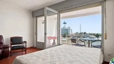 Apartment with cabin and 8 m² terrace for sale in the Nausica building, Port Grec Sector, Empuriabrava. Discover this bright apartment with a cabin located in one of the most attractive areas of Empuriabrava, offering spectacular views over the main canal. The property features an open-plan kitchen integrated into a spacious living-dining room, creating a comfortable and functional space with direct access to a magnificent terrace where you can enjoy privileged views and pleasant outdoor moments. It also includes a full bathroom and a practical cabin that provides additional space with multiple usage possibilities. The property requires renovation, making it an excellent opportunity to customize it to your taste and increase its value, whether as a holiday home, investment, or primary residence. Don’t miss out on this opportunity. Visit it and discover all the potential this unique property in Empuriabrava has to offer. [IW]. photo 20