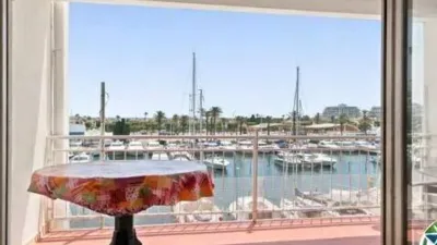 Apartment with cabin and 8 m² terrace for sale in the Nausica building, Port Grec Sector, Empuriabrava. Discover this bright apartment with a cabin located in one of the most attractive areas of Empuriabrava, offering spectacular views over the main canal. The property features an open-plan kitchen integrated into a spacious living-dining room, creating a comfortable and functional space with direct access to a magnificent terrace where you can enjoy privileged views and pleasant outdoor moments. It also includes a full bathroom and a practical cabin that provides additional space with multiple usage possibilities. The property requires renovation, making it an excellent opportunity to customize it to your taste and increase its value, whether as a holiday home, investment, or primary residence. Don’t miss out on this opportunity. Visit it and discover all the potential this unique property in Empuriabrava has to offer. [IW]. photo 7